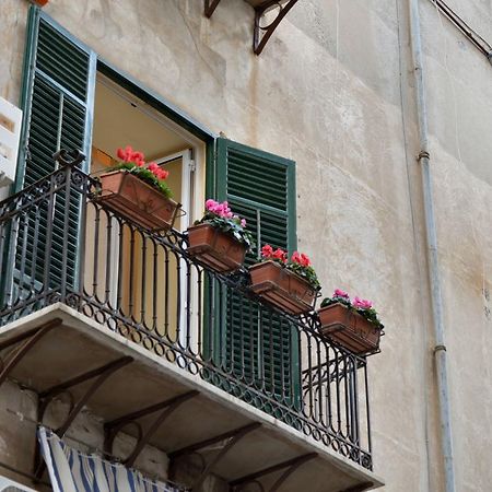 パレルモ Real Teatro Umberto I Bed & Breakfast エクステリア 写真