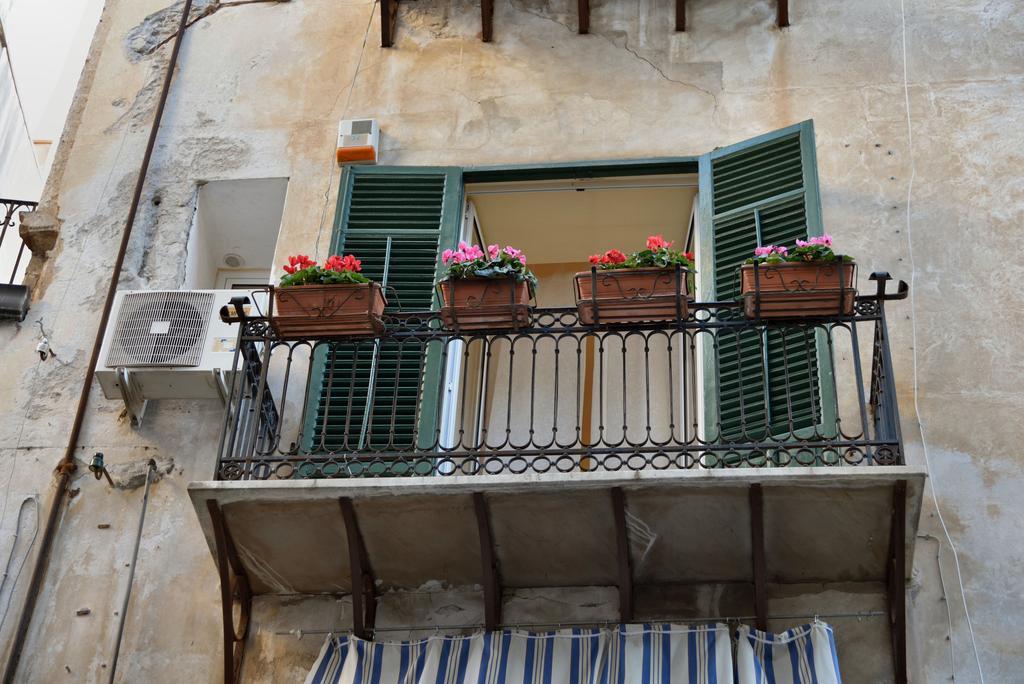 パレルモ Real Teatro Umberto I Bed & Breakfast エクステリア 写真