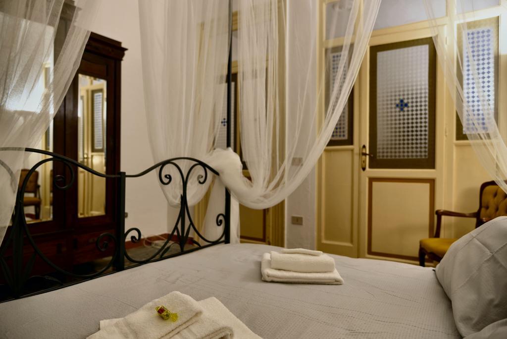 パレルモ Real Teatro Umberto I Bed & Breakfast エクステリア 写真