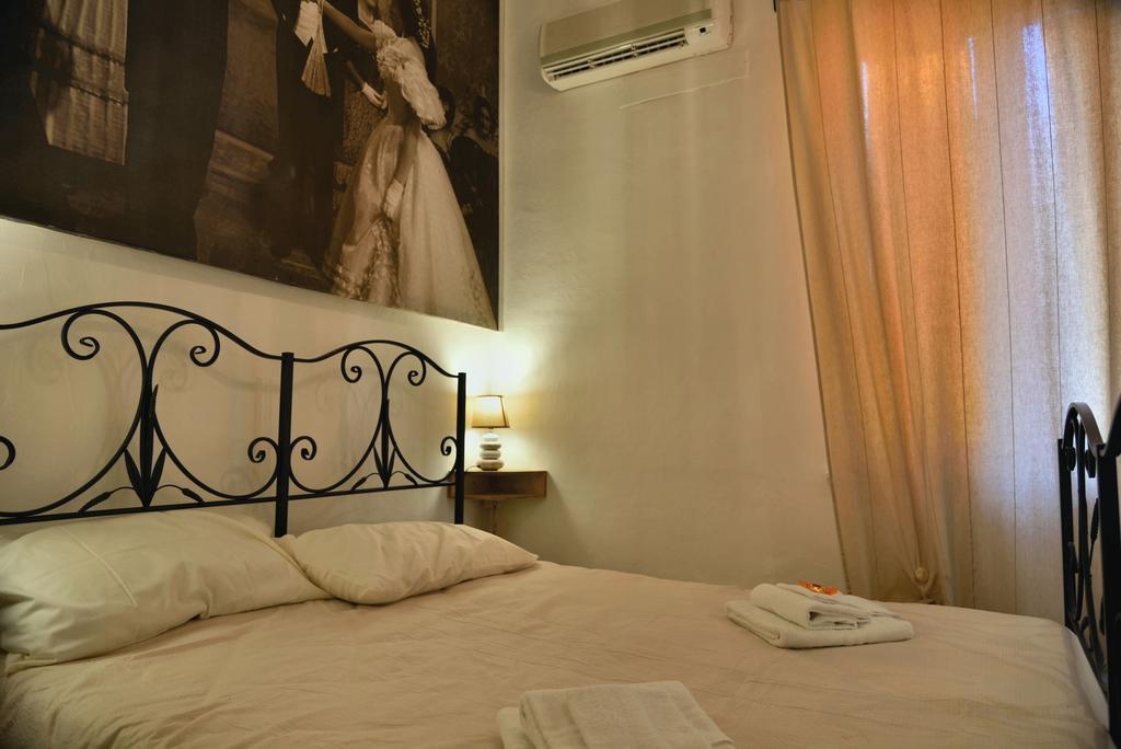 パレルモ Real Teatro Umberto I Bed & Breakfast エクステリア 写真